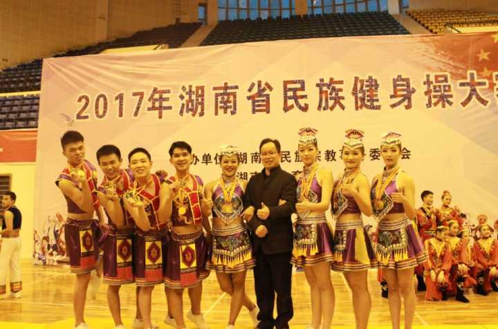 图七:威廉希尔足球官网代表队合影留念(陈宝玉摄)
