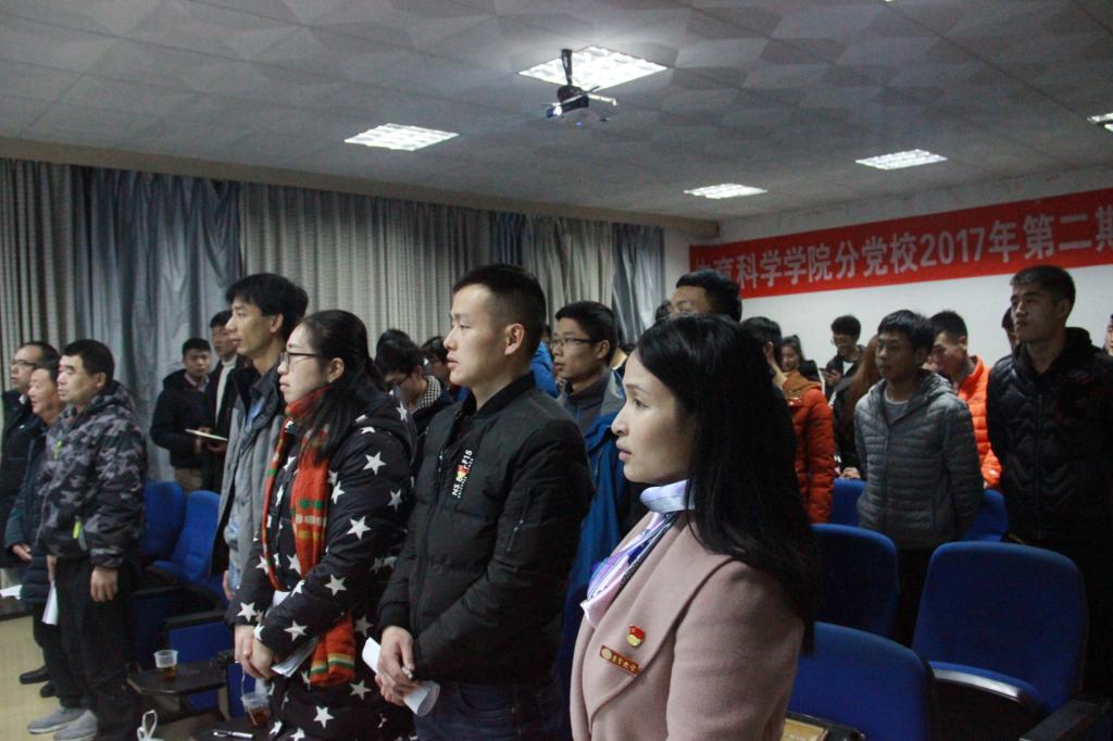 图二 全体唱国际歌(李久阳摄)