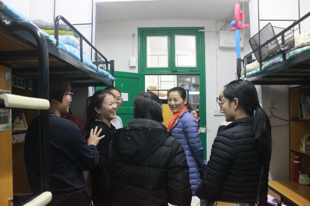 图二 公司领导老师访问女寝(杨慧君摄)