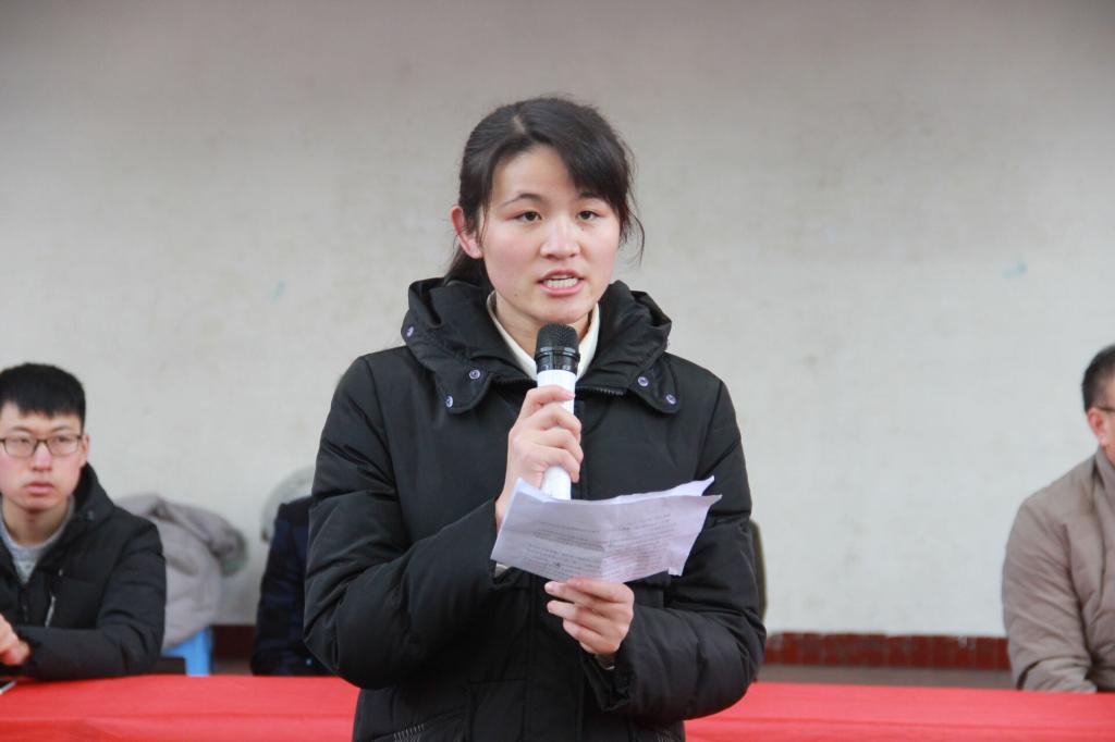 图五 公司毕业生代表张泽文发言(杨胜军摄)