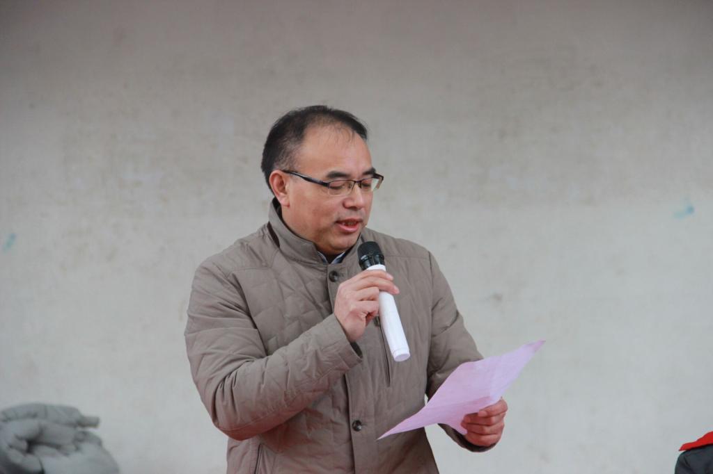 图二 吴永海老师主持招聘会(杨胜军摄)