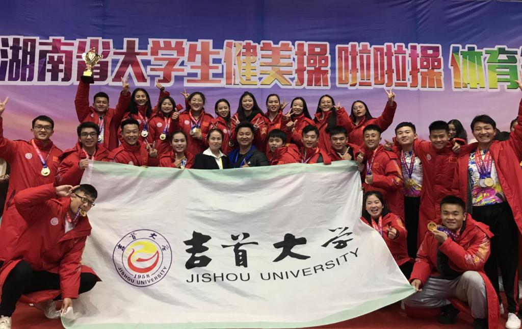 图为教练员陆晨、文理中和运动员合影