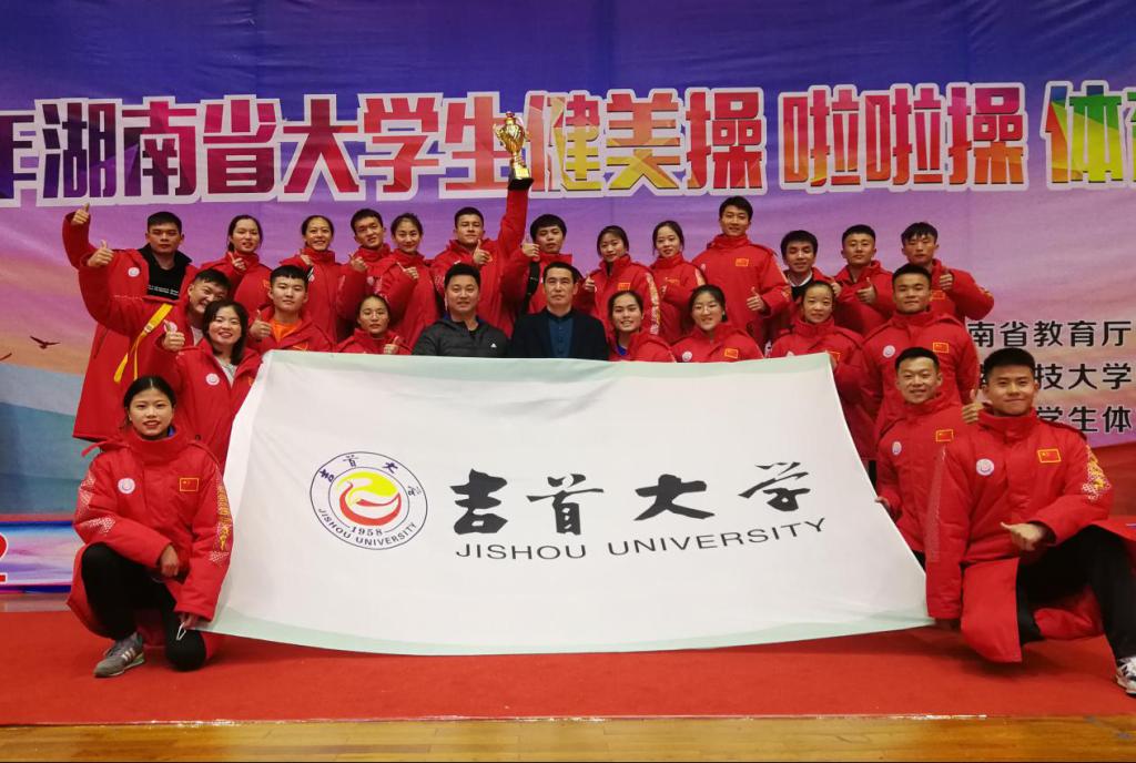 图为威廉希尔足球官网周道平经理和运动员合影
